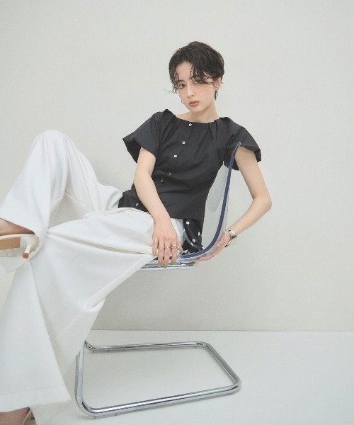 ARVELLIA(アルベリア)の「SOFT PLEAT BLOUSE(シャツ/ブラウス・レディース・ホワイト/ブラック・M)」の3枚目の写真