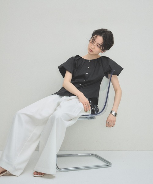 ARVELLIA(アルベリア)の「SOFT PLEAT BLOUSE(シャツ/ブラウス・レディース・ホワイト/ブラック・M)」の9枚目の写真