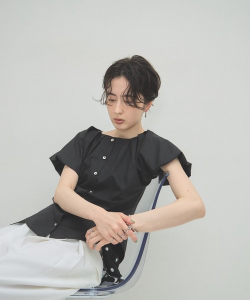ARVELLIA(アルベリア)の「SOFT PLEAT BLOUSE(シャツ/ブラウス・レディース・ホワイト/ブラック・M)」の11枚目の写真