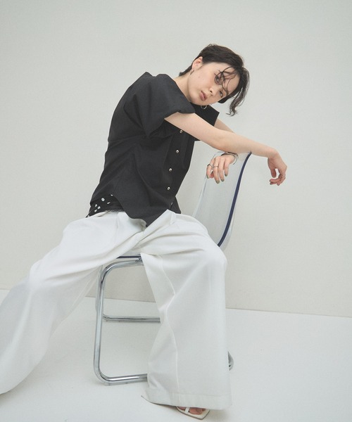 ARVELLIA(アルベリア)の「SOFT PLEAT BLOUSE(シャツ/ブラウス・レディース・ホワイト/ブラック・M)」の12枚目の写真