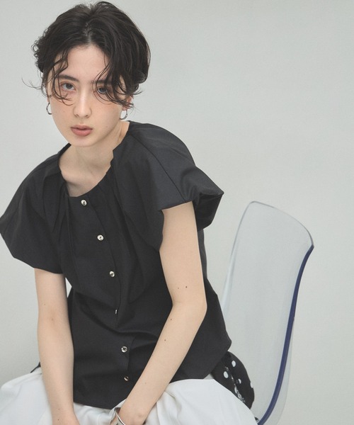 ARVELLIA(アルベリア)の「SOFT PLEAT BLOUSE(シャツ/ブラウス・レディース・ホワイト/ブラック・M)」の13枚目の写真