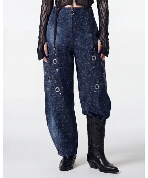 TAJEN:T（タジェント）の「【TAJEN:T】NEEDLE PUNCH EYELET CURVE DENIM/ニードルパンチアイレットカーブデニム（デニムパンツ・レディース・ブルー/ブラック・2/1）」の2枚目の写真