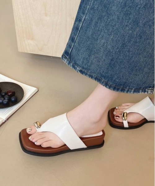 AMELY(エミリー)の「サムリング トングサンダル(サンダル・レディース・シルバー/レオパード/アイボリー/ブラック・40/39/38/37/36/35)」の5枚目の写真