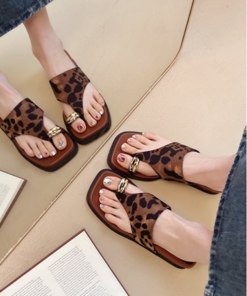 AMELY(エミリー)の「サムリング トングサンダル(サンダル・レディース・シルバー/レオパード/アイボリー/ブラック・40/39/38/37/36/35)」の9枚目の写真