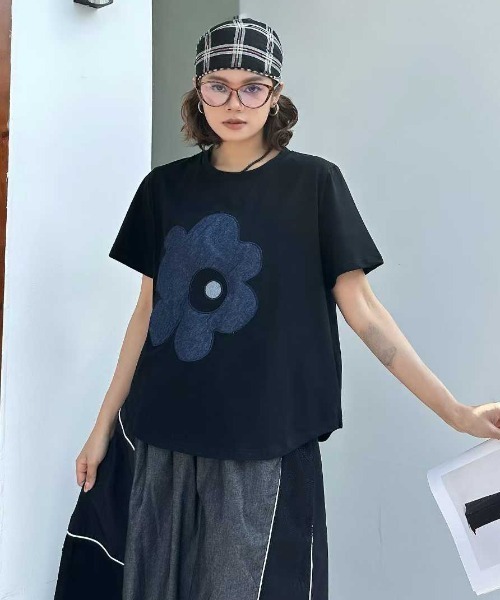 WESTSEA(ウエストシー)の「フラワーアップリケ 半袖Tシャツ 花柄デザイン(Tシャツ/カットソー・レディース・ブラック・FREE)」の2枚目の写真