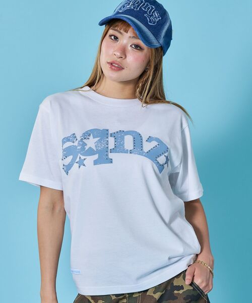 SEQUENZ（シークエンズ）の「※WEB限定 / ユニセックス / ロゴ加工風スタッズ半袖Tシャツ / sqnzstuds faint logo tee（Tシャツ/カットソー・メンズ・ホワイト/ライトブルー/ブラック/その他5・SMALL/MEDIUM/LARGE）」の2枚目の写真