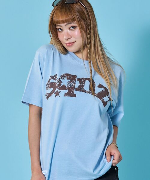 SEQUENZ（シークエンズ）の「※WEB限定 / ユニセックス / ロゴ加工風スタッズ半袖Tシャツ / sqnzstuds faint logo tee（Tシャツ/カットソー・メンズ・ホワイト/ライトブルー/ブラック/その他5・SMALL/MEDIUM/LARGE）」の4枚目の写真