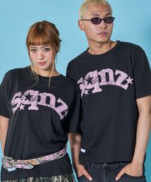 SEQUENZ（シークエンズ）の「※WEB限定 / ユニセックス / ロゴ加工風スタッズ半袖Tシャツ / sqnzstuds faint logo tee（Tシャツ/カットソー）」