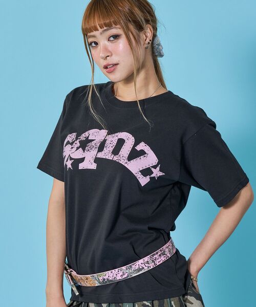 SEQUENZ（シークエンズ）の「※WEB限定 / ユニセックス / ロゴ加工風スタッズ半袖Tシャツ / sqnzstuds faint logo tee（Tシャツ/カットソー・メンズ・ホワイト/ライトブルー/ブラック/その他5・SMALL/MEDIUM/LARGE）」の9枚目の写真