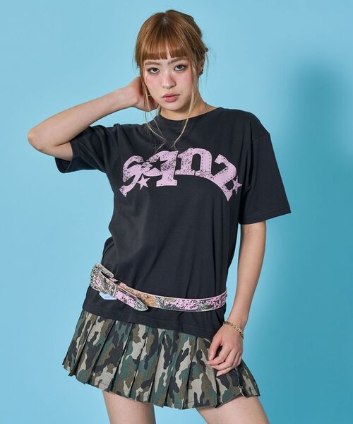 SEQUENZ（シークエンズ）の「※WEB限定 / ユニセックス / ロゴ加工風スタッズ半袖Tシャツ / sqnzstuds faint logo tee（Tシャツ/カットソー・メンズ・ホワイト/ライトブルー/ブラック/その他5・SMALL/MEDIUM/LARGE）」の10枚目の写真