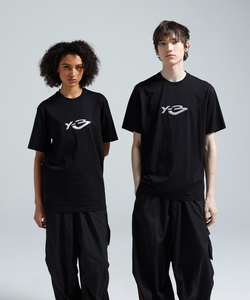 Y-3(ワイスリー)の「LOGO SS TEE(Tシャツ/カットソー・メンズ・ブラック・XX-LARGE/X-LARGE/LARGE/MEDIUM/SMALL/X-SMALL/XX-SMALL)」の1枚目の写真