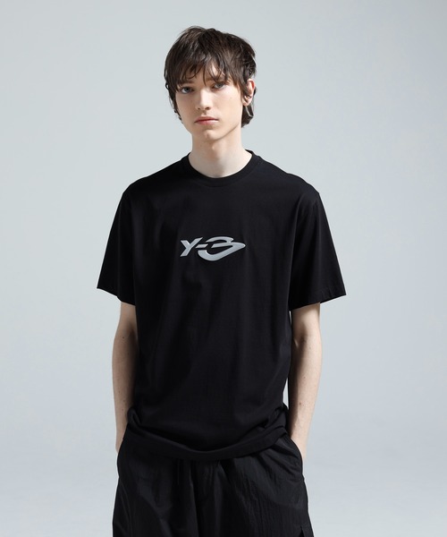 Y-3(ワイスリー)の「LOGO SS TEE(Tシャツ/カットソー・メンズ・ブラック・XX-LARGE/X-LARGE/LARGE/MEDIUM/SMALL/X-SMALL/XX-SMALL)」の2枚目の写真