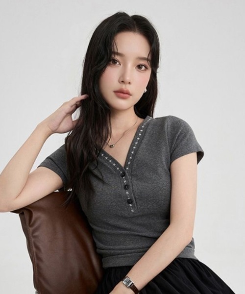 AVYL(アヴィル)の「グランジライクヘンリーネックタイト半袖トップス(Tシャツ/カットソー・レディース・ダークグレー・M)」の11枚目の写真