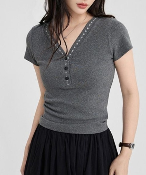 AVYL(アヴィル)の「グランジライクヘンリーネックタイト半袖トップス(Tシャツ/カットソー・レディース・ダークグレー・M)」の9枚目の写真