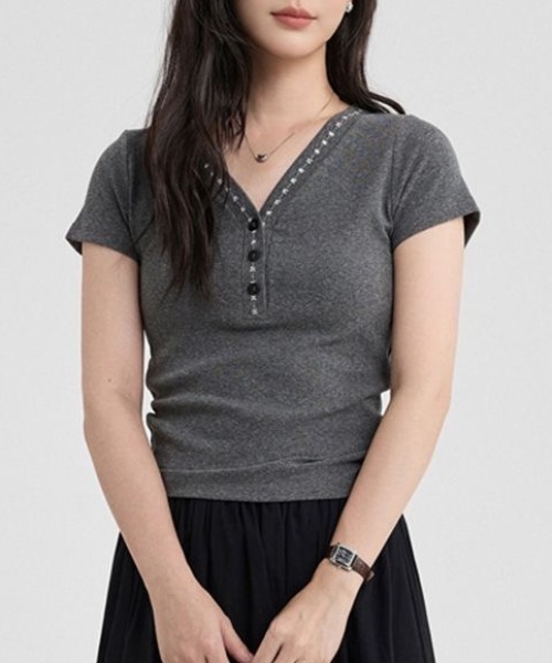 AVYL(アヴィル)の「グランジライクヘンリーネックタイト半袖トップス(Tシャツ/カットソー・レディース・ダークグレー・M)」の10枚目の写真