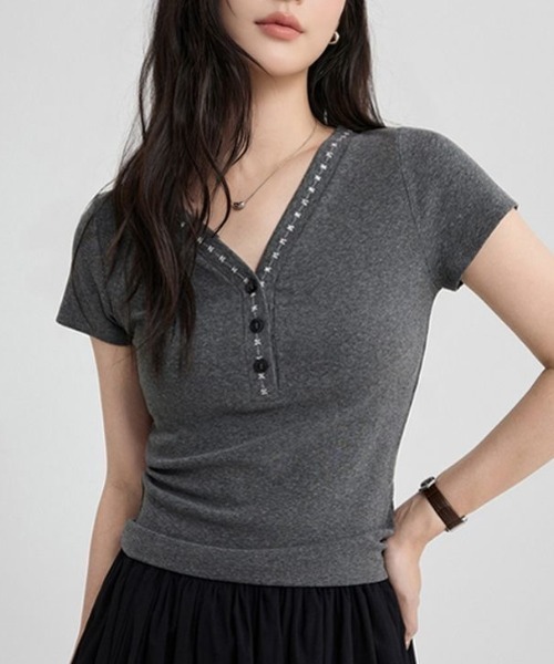 AVYL(アヴィル)の「グランジライクヘンリーネックタイト半袖トップス(Tシャツ/カットソー・レディース・ダークグレー・M)」の3枚目の写真