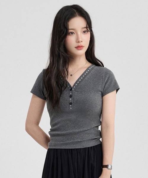 AVYL(アヴィル)の「グランジライクヘンリーネックタイト半袖トップス(Tシャツ/カットソー・レディース・ダークグレー・M)」の4枚目の写真