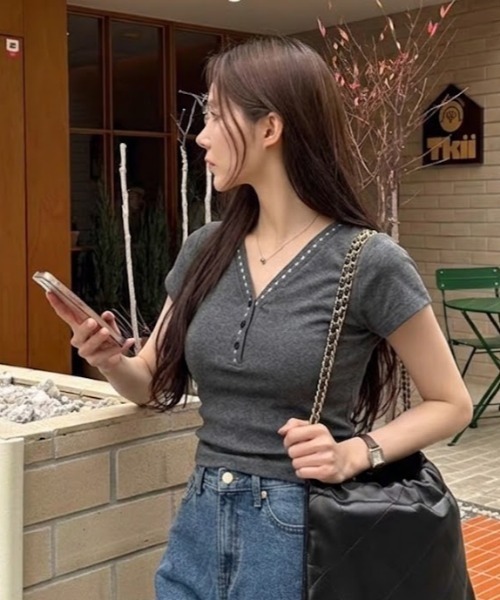 AVYL(アヴィル)の「グランジライクヘンリーネックタイト半袖トップス(Tシャツ/カットソー・レディース・ダークグレー・M)」の13枚目の写真