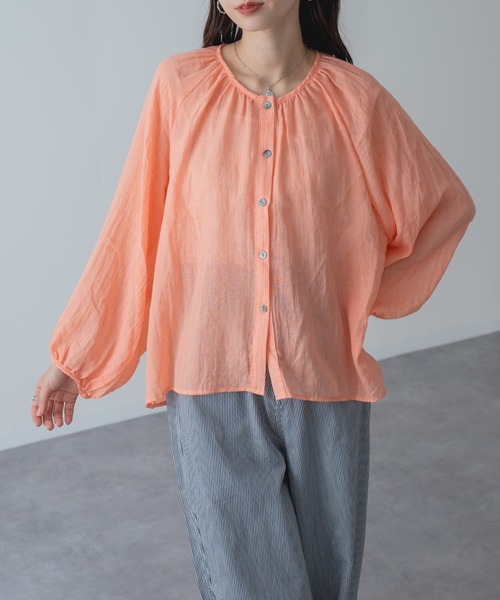 refinedworks（リファインドワークス）の「【refinedworks】冷房対策 UV対策 にも◎大人 の シアー ギャザー ブラウス（シャツ/ブラウス・レディース・ホワイト/ブルー/オレンジ・FREE）」の3枚目の写真