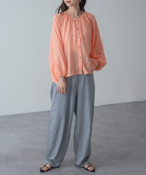 refinedworks（リファインドワークス）の「【refinedworks】冷房対策 UV対策 にも◎大人 の シアー ギャザー ブラウス（シャツ/ブラウス・レディース・ホワイト/ブルー/オレンジ・FREE）」の5枚目の写真