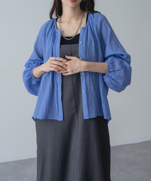 refinedworks（リファインドワークス）の「【refinedworks】冷房対策 UV対策 にも◎大人 の シアー ギャザー ブラウス（シャツ/ブラウス・レディース・ホワイト/ブルー/オレンジ・FREE）」の21枚目の写真
