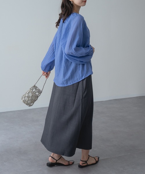 refinedworks（リファインドワークス）の「【refinedworks】冷房対策 UV対策 にも◎大人 の シアー ギャザー ブラウス（シャツ/ブラウス・レディース・ホワイト/ブルー/オレンジ・FREE）」の7枚目の写真