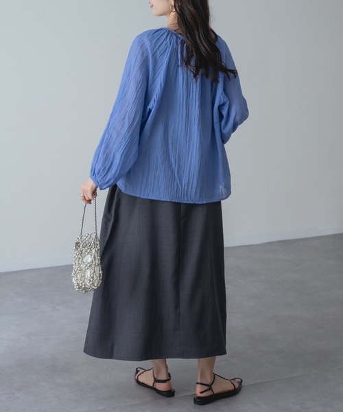 refinedworks（リファインドワークス）の「【refinedworks】冷房対策 UV対策 にも◎大人 の シアー ギャザー ブラウス（シャツ/ブラウス・レディース・ホワイト/ブルー/オレンジ・FREE）」の8枚目の写真