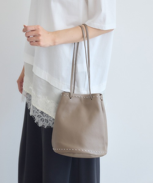 KATHARINE ROSS(キャサリンロス)の「【MILLELA FIRENZE】スタッズ付巾着バッグ(ハンドバッグ・レディース・ブラック/ライトベージュ・FREE)」の2枚目の写真
