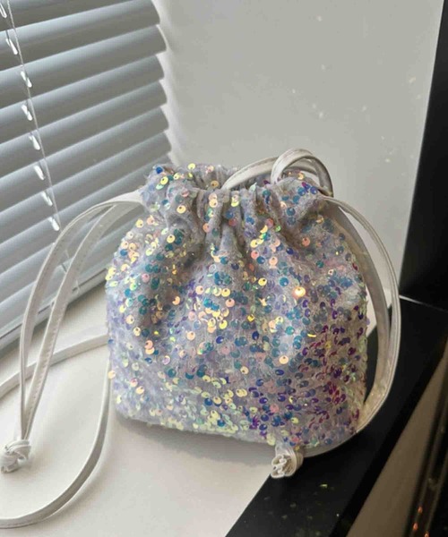 Mignonjour(ミニョンジュール)の「FReePLACe/スパンコール 巾着 ショルダーバッグ X12886(ショルダーバッグ・レディース・ホワイト/ブラック/シルバー・FREE)」の1枚目の写真