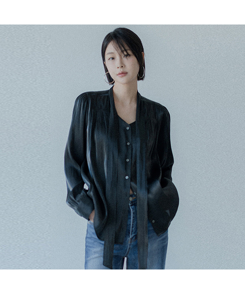 MEMUA(メムア)の「サンドグロスタイブラウス(ブラック)(シャツ/ブラウス・レディース・カーキ/ネイビー/ブラック/ライトピンク・FREE)」の2枚目の写真