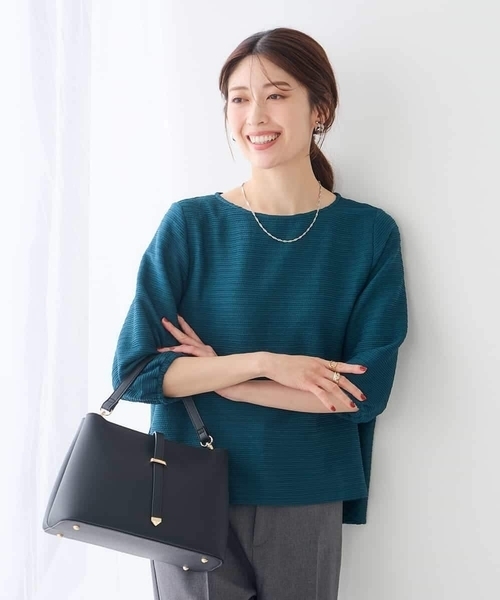 a.v.v（アーヴェヴェ）の「ピンタックボーダーカットソー（Tシャツ/カットソー・レディース・アイボリー/マスタード/グリーン・36/38/40）」の2枚目の写真