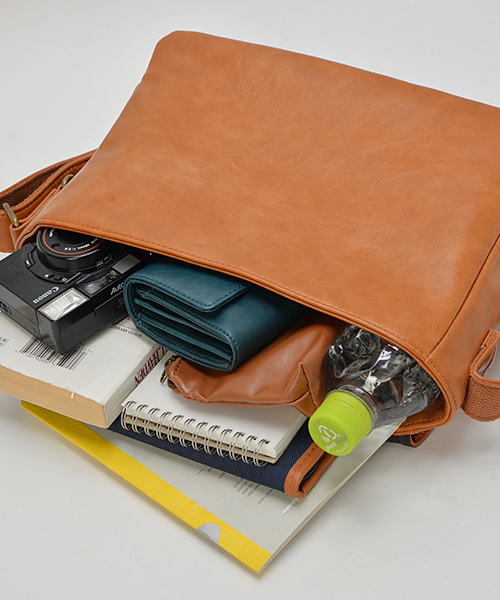 DEVICE(デバイス)の「Rename custom シンプル 合皮 ミニ ショルダーバッグ(ショルダーバッグ・メンズ・ワインレッド/ターコイズブルー/ブラック/ダークブラウン/キャメル/カーキ/ブラウン・FREE)」の14枚目の写真