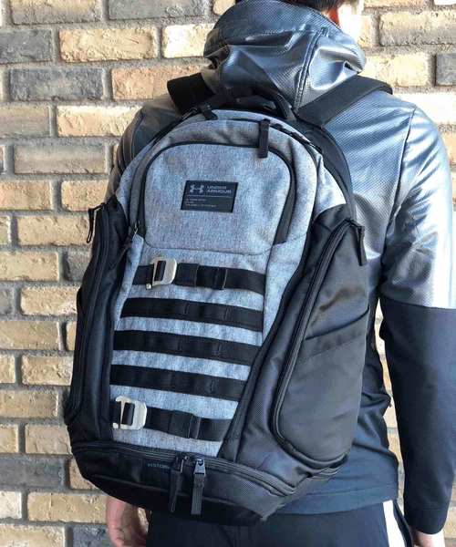 UNDER ARMOUR（アンダーアーマー）の「メンズ バックパック / ヒューイバックパック（バックパック/リュック・メンズ・ブラック/ネイビー/ダークグレー/ライトグレー・ONESIZE）」の3枚目の写真