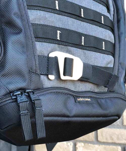 UNDER ARMOUR（アンダーアーマー）の「メンズ バックパック / ヒューイバックパック（バックパック/リュック・メンズ・ブラック/ネイビー/ダークグレー/ライトグレー・ONESIZE）」の12枚目の写真