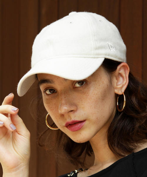 NEW ERA（ニューエラ）の「【別注】＜NEW ERA＞∴920 NYCキャップ ◆（キャップ・レディース・ライトグレー/オフホワイト/ダークグレー/ベージュ・FREE）」の2枚目の写真