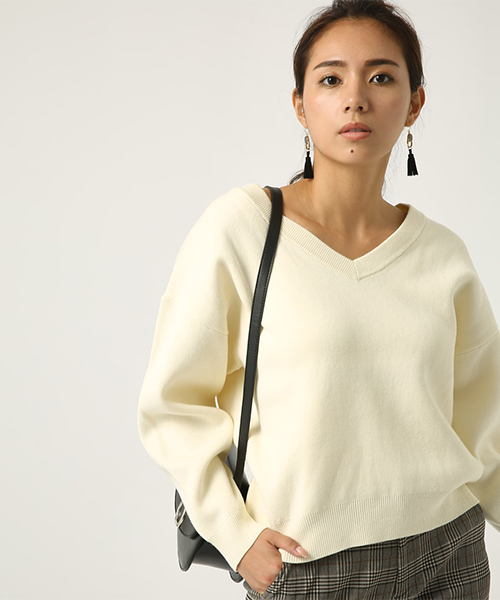 AZUL by moussy（アズールバイマウジー）の「【洗えるニット】Vネックスウェッタープルオーバー（ニット/セーター・レディース・ブラック/ダークグリーン/オフホワイト/杢グレー・SMALL/MEDIUM/LARGE）」の2枚目の写真