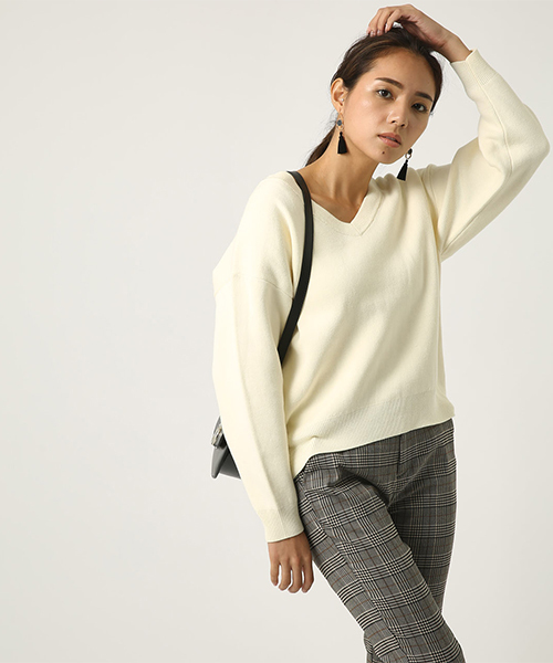 AZUL by moussy（アズールバイマウジー）の「【洗えるニット】Vネックスウェッタープルオーバー（ニット/セーター・レディース・ブラック/ダークグリーン/オフホワイト/杢グレー・SMALL/MEDIUM/LARGE）」の14枚目の写真