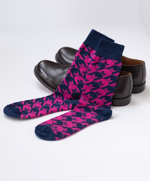 London Shoe Make（ロンドンシューメイク）の「千鳥格子×ネコ柄 / Houndstooth×cat 日本製 メンズソックス / London Shoe Make THE SOCKS 418903（ソックス/靴下・メンズ・ネイビー/レッド・25cm～27cm）」の3枚目の写真