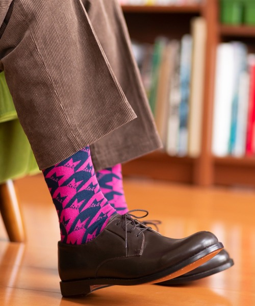 London Shoe Make（ロンドンシューメイク）の「千鳥格子×ネコ柄 / Houndstooth×cat 日本製 メンズソックス / London Shoe Make THE SOCKS 418903（ソックス/靴下・メンズ・ネイビー/レッド・25cm～27cm）」の4枚目の写真
