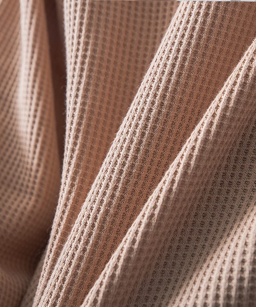 MinoriTY（マイノリティ）の「メンズ長袖ビッグシルエットワッフル2WAYロンT【ヘンリーネック⇔クルーネック】（Tシャツ/カットソー・メンズ・ブラック/グレー/モカ・M/L）」の15枚目の写真