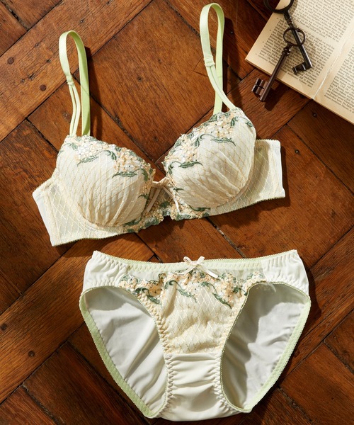 YU'NOW（ユナウ）の「【選べるデザイン！ナチュラルにバストメイク◎】to meeブラ＆ショーツ（ブラ&ショーツ・レディース・ホワイト×イエロー/ピンク/カーキ/サックスブルー/オフホワイト/ラベンダー/オレンジ/ブラック/ホワイト/グレイッシュベージュ/ライラック/ネイビー/ブラックミックス/イエロー×グリーン/ブラック系2/テラコッタ・F70M/G70M/G75L/A70M/C75L/E80L/AA70M/E75L/C80L/B75M/B70M/A65M/D70M/D80L/C70M/B75L/F75L/A75M/C75M/C65M/B65M/G80L/AA65M/F80L/D75L/E70M）」の21枚目の写真