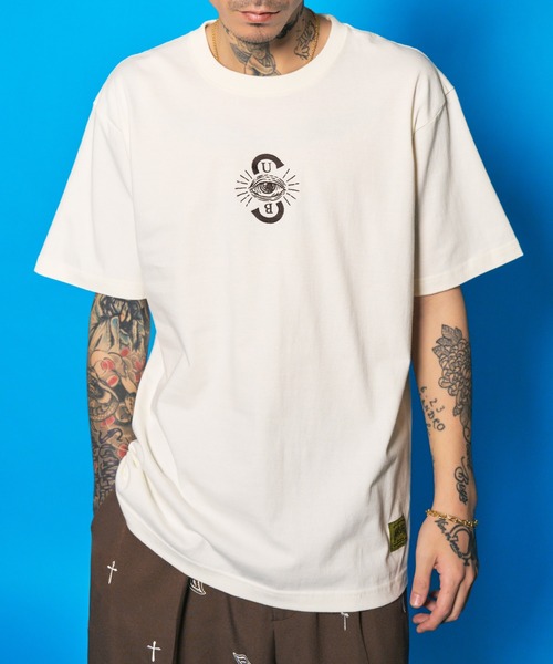 Subciety（サブサエティ）の「PROVIDENCE TEE（Tシャツ/カットソー・メンズ・ホワイト/ブラック/ホワイト系その他/ブラック×ゴールド/ホワイト×パープル/ホワイト系その他2/ホワイト×グリーン/ホワイト×ゴールド/グレー×ホワイト/サンドベージュ/レッド/ブルー系その他/グリーン系その他/オフホワイト/スミクロ・SMALL/MEDIUM/LARGE/X-LARGE/XX-LARGE）」の3枚目の写真