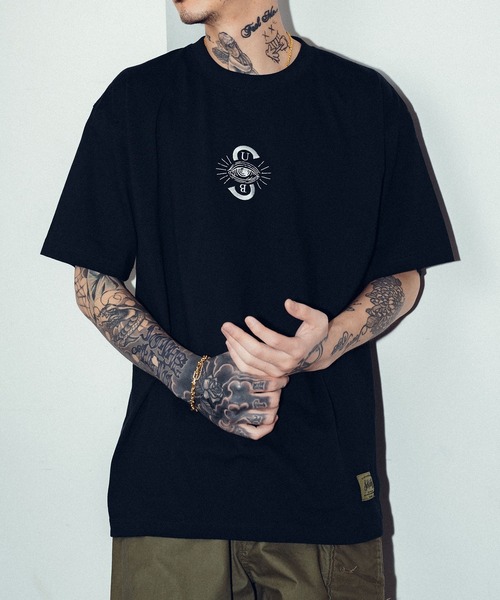 Subciety（サブサエティ）の「PROVIDENCE TEE（Tシャツ/カットソー・メンズ・ホワイト/ブラック/ホワイト系その他/ブラック×ゴールド/ホワイト×パープル/ホワイト系その他2/ホワイト×グリーン/ホワイト×ゴールド/グレー×ホワイト/サンドベージュ/レッド・SMALL/MEDIUM/LARGE/X-LARGE/XX-LARGE）」の8枚目の写真