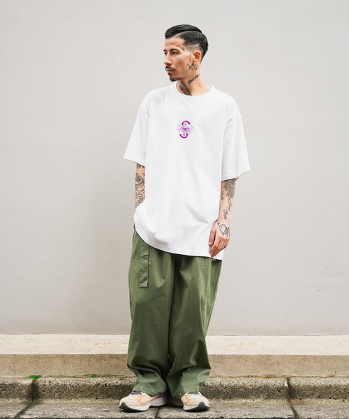 Subciety（サブサエティ）の「PROVIDENCE TEE（Tシャツ/カットソー・メンズ・ホワイト/ブラック/ホワイト系その他/ブラック×ゴールド/ホワイト×パープル/ホワイト系その他2/ホワイト×グリーン/ホワイト×ゴールド/グレー×ホワイト/サンドベージュ/レッド・SMALL/MEDIUM/LARGE/X-LARGE/XX-LARGE）」の16枚目の写真