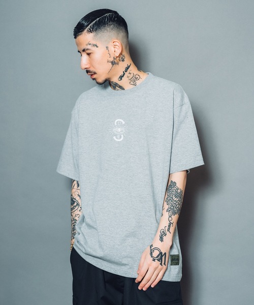 Subciety（サブサエティ）の「PROVIDENCE TEE（Tシャツ/カットソー・メンズ・ホワイト/ブラック/ホワイト系その他/ブラック×ゴールド/ホワイト×パープル/ホワイト系その他2/ホワイト×グリーン/ホワイト×ゴールド/グレー×ホワイト/サンドベージュ/レッド・SMALL/MEDIUM/LARGE/X-LARGE/XX-LARGE）」の22枚目の写真