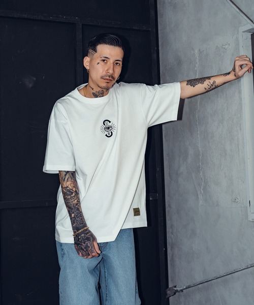 Subciety（サブサエティ）の「PROVIDENCE TEE（Tシャツ/カットソー・メンズ・ホワイト/ブラック/ホワイト系その他/ブラック×ゴールド/ホワイト×パープル/ホワイト系その他2/ホワイト×グリーン/ホワイト×ゴールド/グレー×ホワイト/サンドベージュ/レッド・SMALL/MEDIUM/LARGE/X-LARGE/XX-LARGE）」の15枚目の写真