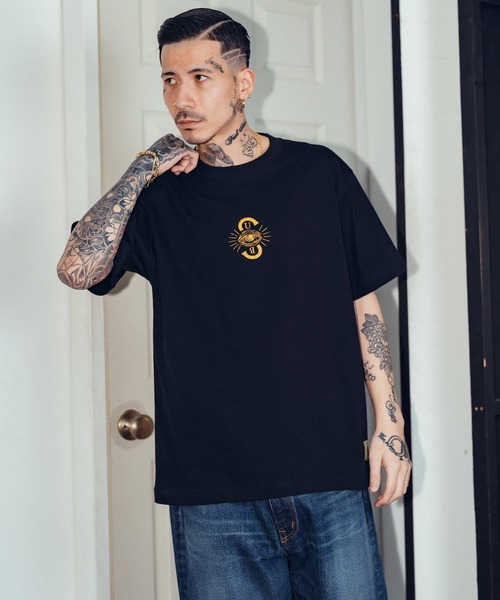 Subciety（サブサエティ）の「PROVIDENCE TEE（Tシャツ/カットソー・メンズ・ホワイト/ブラック/ホワイト系その他/ブラック×ゴールド/ホワイト×パープル/ホワイト系その他2/ホワイト×グリーン/ホワイト×ゴールド/グレー×ホワイト/サンドベージュ/レッド・SMALL/MEDIUM/LARGE/X-LARGE/XX-LARGE）」の17枚目の写真