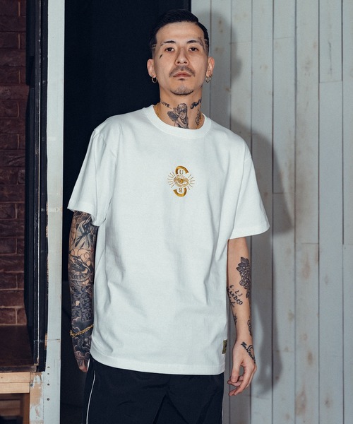 Subciety（サブサエティ）の「PROVIDENCE TEE（Tシャツ/カットソー・メンズ・ホワイト/ブラック/ホワイト系その他/ブラック×ゴールド/ホワイト×パープル/ホワイト系その他2/ホワイト×グリーン/ホワイト×ゴールド/グレー×ホワイト/サンドベージュ/レッド・SMALL/MEDIUM/LARGE/X-LARGE/XX-LARGE）」の16枚目の写真