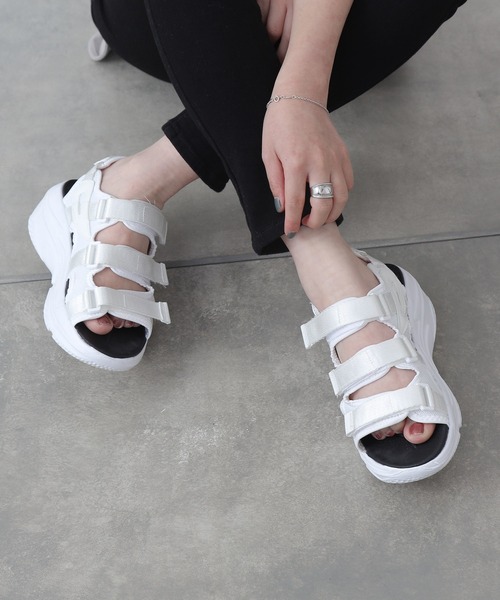 COLONY 2139（コロニートゥーワンスリーナイン）の「スニーカーサンダル（サンダル・レディース・ホワイト/ブラック/ブラウン・22.5cm/23.5cm/24.5cm）」の2枚目の写真
