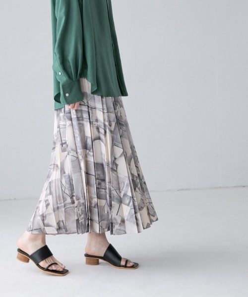 yuw（ユウ）の「アートガラプリーツスカート　945238（スカート・レディース・ベージュ/グレー/ピンク・FREE）」の2枚目の写真